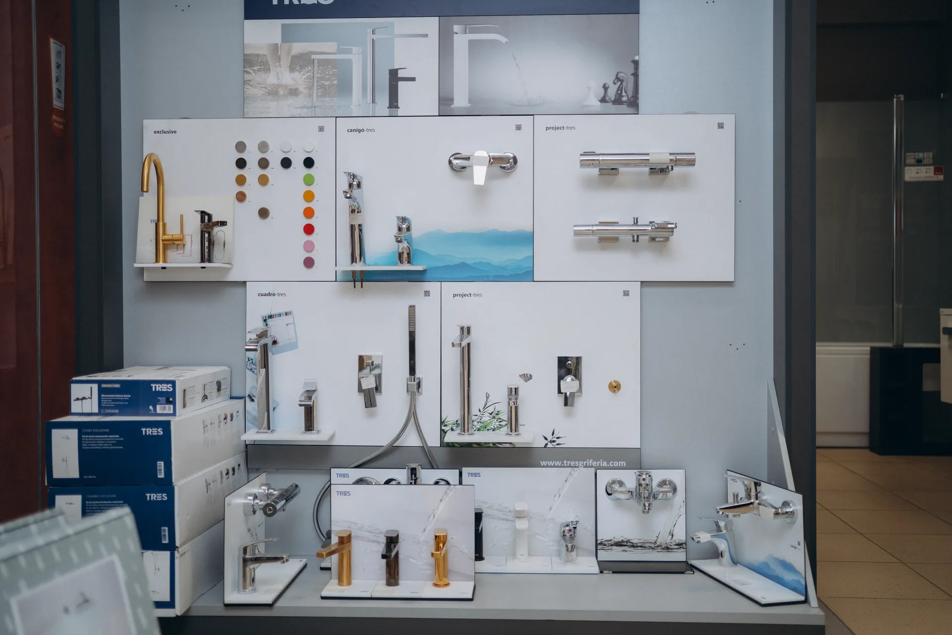 Ekspozycja armatury łazienkowej w salonie TEBAR