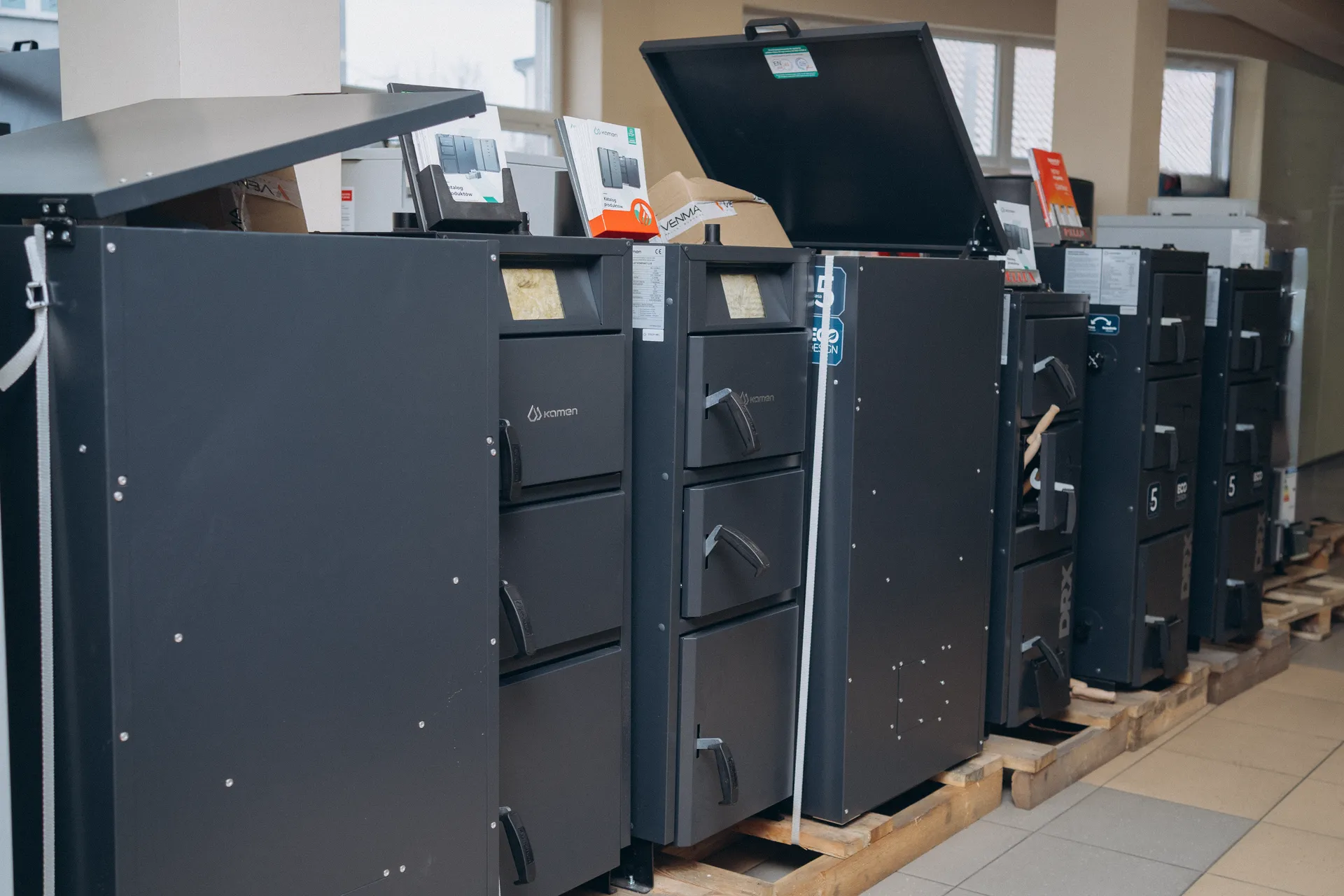 Kotły na ekspozycji w salonie TEBAR