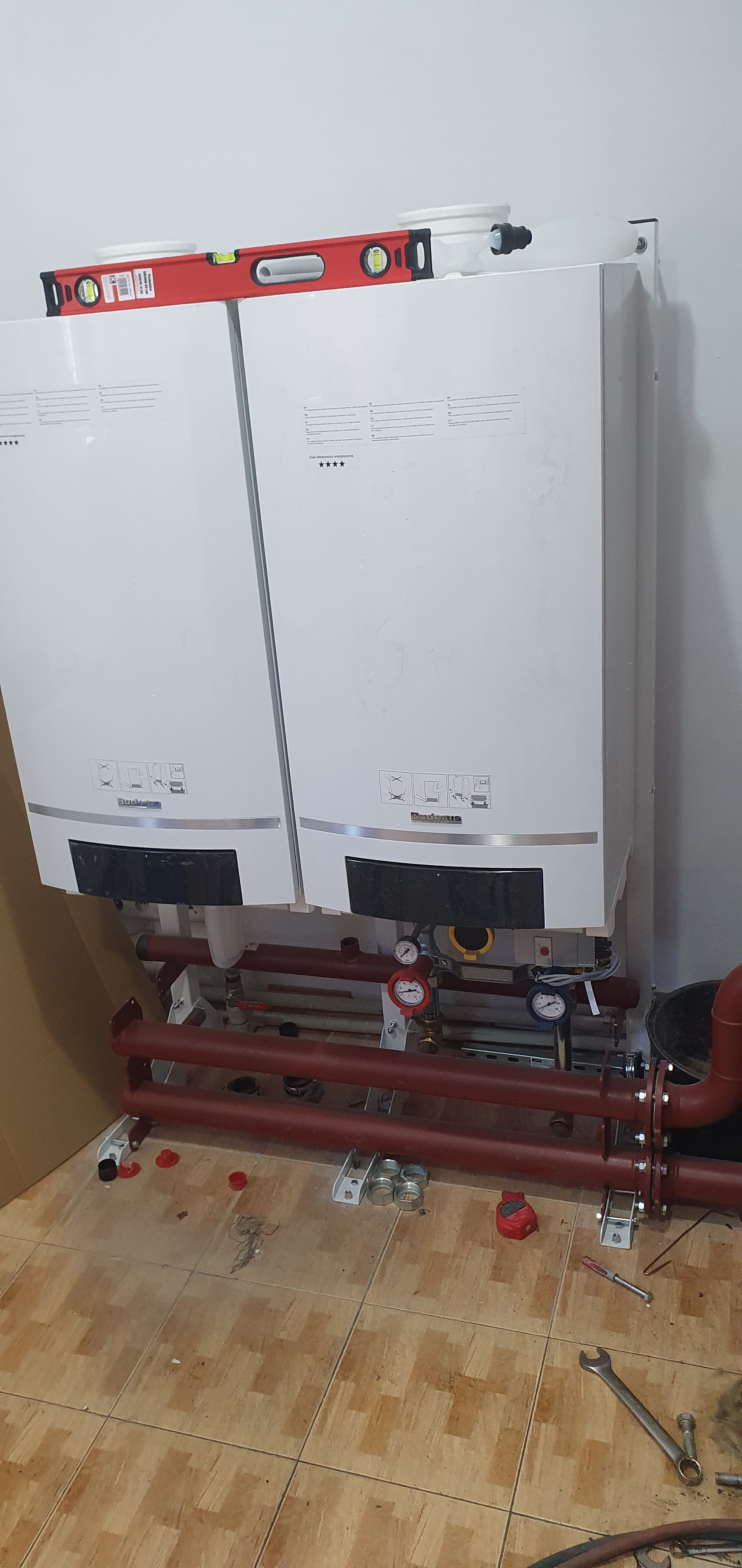 Kaskada gazowych kotłów Buderus o łącznej mocy 120 kW w trakcie montażu - realizacja TEBAR Opoczno