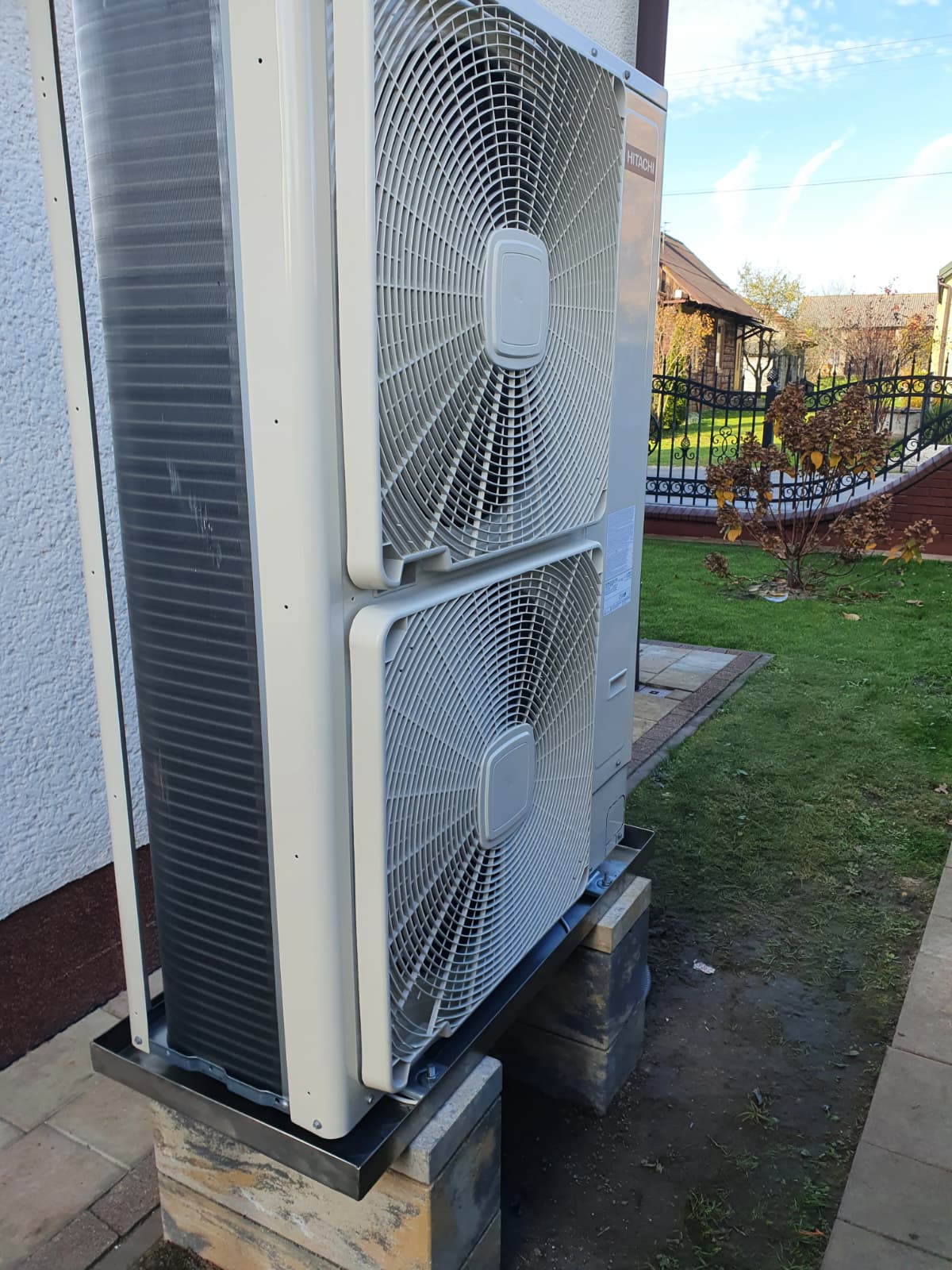 Montaż pompy ciepła Hitachi S80 powietrze-woda - realizacja TEBAR Opoczno