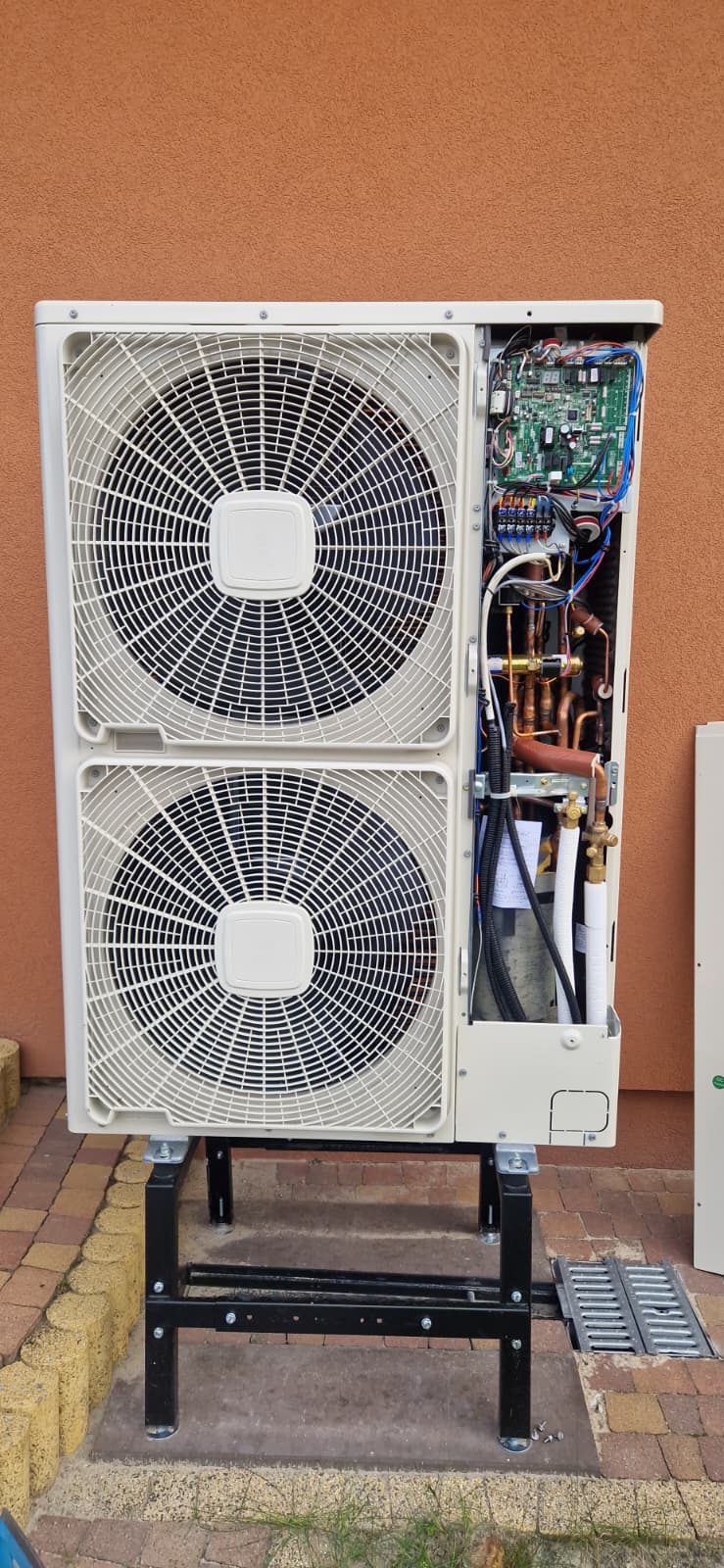 Dostawa i montaż powietrznej pompy ciepła Hitachi Yutaki S Combi - realizacja TEBAR Opoczno