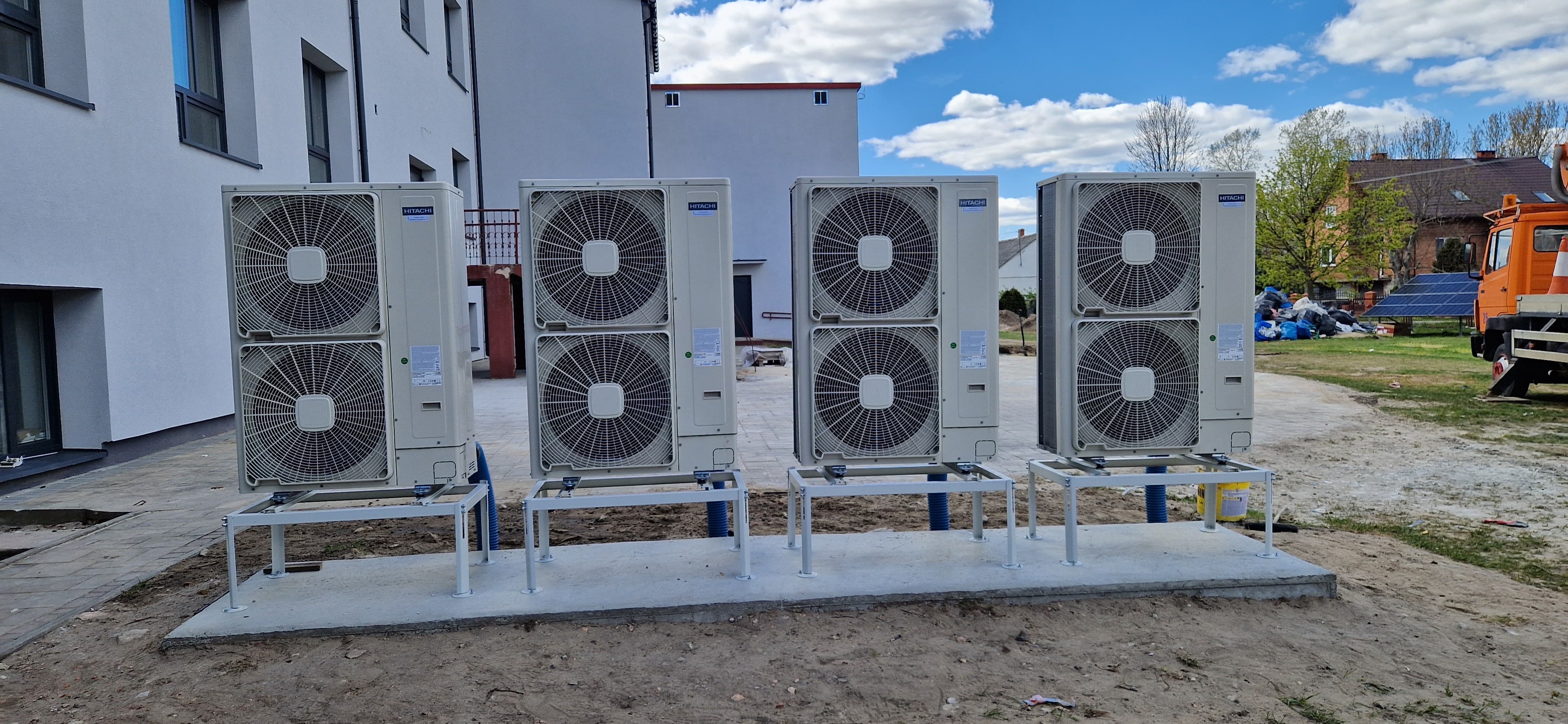 Modernizacja instalacji CO w szkole w Prymusowej Woli — układ hybrydowy z kaskadą pomp ciepła Hitachi Yutaki - realizacja TEBAR Opoczno